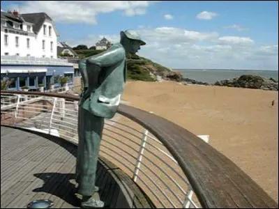 Il y a même une statue pour marquer l'endroit où M. Hulot se penche, dans le film !