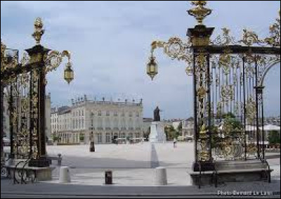 Quel roi de France avait sa statue au centre de la Place Stanislas de Nancy jusqu'à la Révolution ?