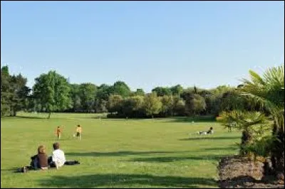 Le parc abrite également un lycée horticole.