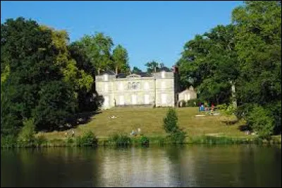 Ce parc abrite des hêtres pourpres, des chênes, des platanes, des cèdres, des châtaigniers et des épicéas dont certains sont plusieurs fois centenaires.