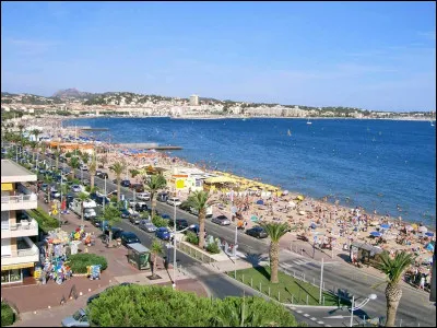 Dans quel département se situe la ville de Fréjus ?