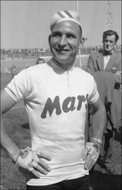Ce coureur cycliste a été le premier néerlandais à porter le maillot jaune dans le Tour de France ; il a remporté le Tour des Flandres en 1953 et trois fois Bordeaux-Paris en 1950, 1952 et 1961 : c'est ... Van Est.