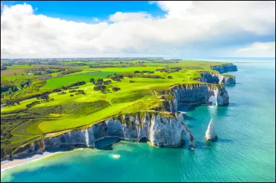 Irlande - Notre nouvelle étape de voyage se dessine autour des fameuses et des renommées falaises d'Étretat, en Normandie. Elles offrent des paysages typiquement irlandais. Près de quelle grande ville normande se situent ces falaises ?
Indice : la ville où la Seine rejoint la Manche.