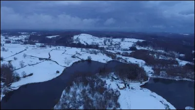 Finlande - Nous terminons notre voyage avec un paysage digne d'un pays scandinave. Nous partons donc au Plateau des Milles étangs. En hiver, il est absolument sublime ! Dans quelle région se trouve ce plateau, donc les lacs ressemblent à ceux de Finlande ou du Canada ?
Indice : la préfecture de son département est Vesoul.