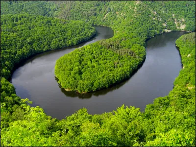 Fleuve Amazone, Brésil - On s'y croirait presque, mais nous sommes près les méandres du Queuille, dans le Puy-de-Dôme. En parlant de ce fleuve d'Amérique du Sud, pourriez-vous me dire combien de pays il traverse et lesquels ?
Indice : sa capitale est Bogota.