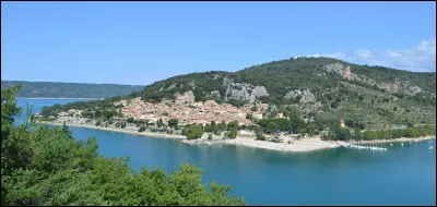 Mexique - Avant de découvrir des paysages dignes des décors asiatiques, nous allons découvrir le Mexique à travers le village de Sainte-Croix-du-Verdon, situé sur les rives du lac de Sainte-Croix. Ça y ressemble, pas vrai ? Entre quels départements est-il situé ?