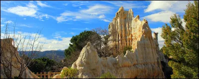 Turquie - Maintenant que nous avons découvert des paysages d'Afrique et d'Amérique en France, nous allons en voir qui proviennent tout droit d'Asie ! Première étape : les Orgues d'Ille-sur-Têt ! Ces roches ressemblent à celles du site historique de Cappadoce. En quelle année ce-dernier a-t-il été inscrit sur la liste de l'UNESCO ?
Indice : année de prise de pouvoir en URSS de Mikhaïl Gorbatchev.