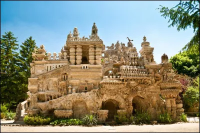 Cambodge - Nous nous rendons maintenant au Palais idéal du facteur Cheval, un palais près d'Hauterives, dans la Drôme. Son architecture est typiquement asiatique et ressemble fortement à celles employées au Cambodge, notamment aux ornements du palais d'Angkor Vat. Ce-dernier se situe au sud-est de la ville de/d'...
Indice : une ancienne capitale.