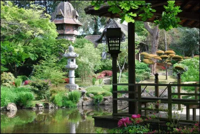 Japon - Nous continuons notre aventure avec le parc oriental de Maulévrier près du village éponyme, dans le Maine-et-Loire. Ce grand et magnifique jardin japonais a une particularité, laquelle ?