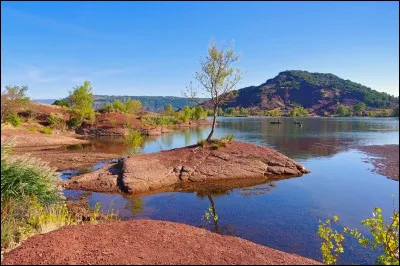 Australie - Et maintenant, nous allons découvrir en France des paysages que l'on pourrait trouver en Océanie. Commençons avec le lac de Salagou, dans l'Hérault. Ses roches rouges ressemblent beaucoup à celles du mont Uluru. Mais comment s'appellent respectivement celle du lac du Salagou et celle de cet inselberg ?