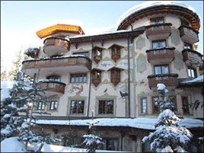 Quelle station de sports d'hiver savoyarde compte un nombre impressionnant de palaces parmi lesquels Les Airelles (photo), Le Cheval Blanc et L'Apogée ?