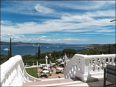 La Villa Belrose, hôtel 5 étoiles de style florentin, se situe sur une colline de Gassin, à quelques kilomètres de la Venise provençale.
Dans quel département sommes-nous ?