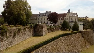 Lors de mon dernier séjour en France, à Fère-en-Tardenois, j'ai eu l'occasion de photographier l'Hostellerie du Château de Fère, hôtel 5 étoiles adossé aux ruines d'un château du XIIIe siècle.
Cliquez sur le bon département !