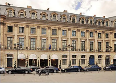 Coco Chanel y vécut à la fin de sa vie, Ernest Hemingway fut un habitué des lieux et Lady Diana y prit son dernier repas... 
Quel est cet hôtel cinq étoiles situé au coeur de Paris ?