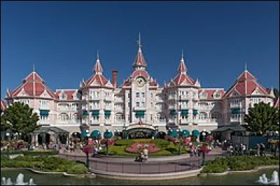 Où situez-vous cet hôtel de luxe de style victorien construit en 1992 à l'entrée d'un célèbre parc à thèmes ?