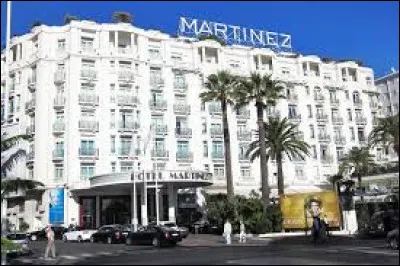 Dans quelle commune de la Côte d'Azur se trouve ce célèbre hôtel de luxe de style Art déco ?