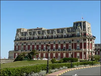 L'ancienne résidence impériale, la Villa Eugénie, est aujourd'hui devenue l'hôtel du Palais.
La reine Victoria et Sissi l'impératrice y ont séjourné...
Où se situe ce palace ?
