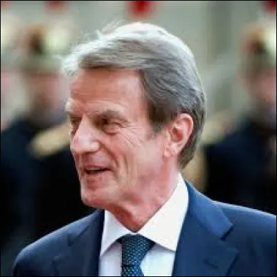 « La France vaut mieux que nos certitudes vieillies et nos crampes partisanes. »
Indice : Médecins sans frontières et Médecins du monde.