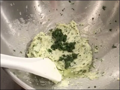 Ce beurre pommade auquel sont incorporés persil, estragon hachés et glace de viande, s'est attribué le nom d'un grand personnage ! Lequel ?