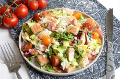 De qui cette salade recouverte de croûtons, poulet, uf dur, parmesan, prend-elle le nom ?
