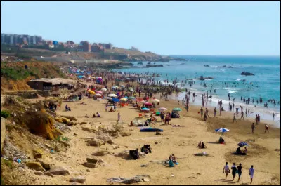 "Mon curé chez les nudistes" est joué par Paul Préboist.