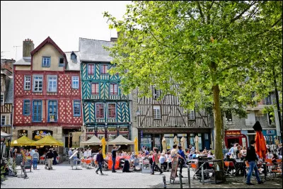 Cette place est la Place Sainte-Anne. Savez-vous dans quelle ville elle se trouve ?