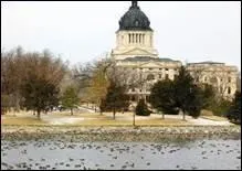 Pierre est la capitale de quel Etat ?