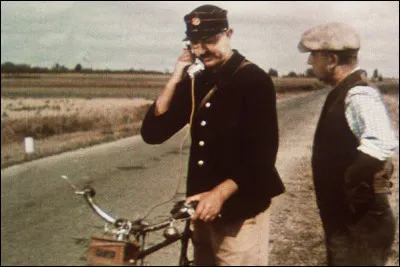 À l'époque, le cinéaste pointilleux fait repeindre les boiseries et les murs de plusieurs maisons du village, ...