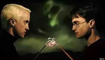 Dans le 6e tome de la série "HP", quand Harry et Drago se battent dans les toilettes, qui des deux jette un sort en premier ?