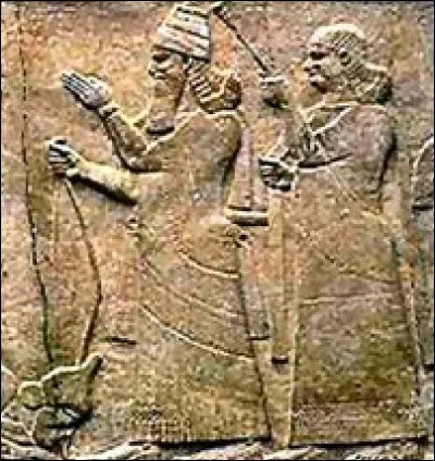 Babylone fait face à l'arrivée de nombreuses tribus araméennes. Le roi Nabonassar fait appel aux Assyriens. Quel roi d'Assyrie s'empare de Babylone ?