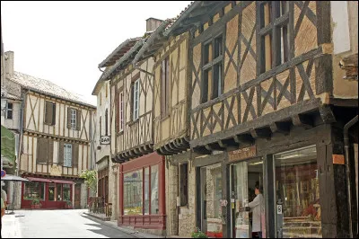 En sa globalité, Issigeac est un village médiéval atypique du/de la ... , en témoignent ses rues tortueuses et ses maisons à colombages et ...