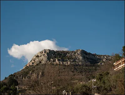 Elle fut néanmoins fondée bien avant cela, par le peuple des ... : dès la fin de l'Âge de Fer, le sommet du ... révèle des indices d'occupation. (Complétez les pointillés !)