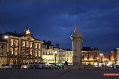 Quel est le nom de cette place de Pont-à-Mousson (54) ?