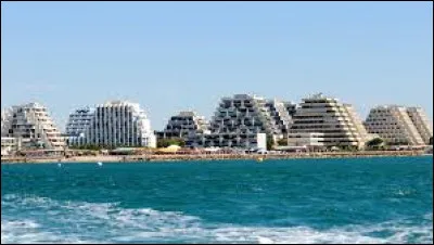 Dans quelle station balnéaire du sud de la France voit-on ces immeubles en forme de pyramides ?