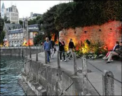 Si vous vous promenez sur la Promenade du Clair de Lune, vous êtes à ...