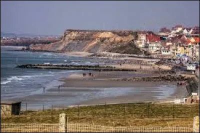 La ville de Wimereux, dans le Pas-de-Calais, est entourée par deux ensembles de falaises, qui portent le nom de ...
