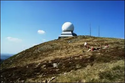 Point culminant du massif des Vosges, le Grand Ballon s'élève à 1594 mètres d'altitude.