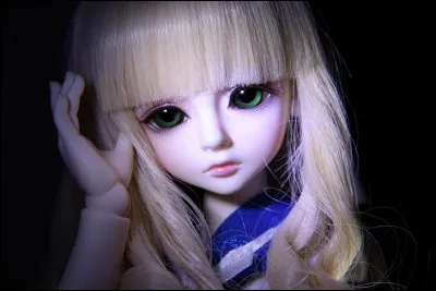 Qui nous chantait : 
"Elle était si belle la poupée, elle que les anges avaient oubliée.
Si on avait un peu regardé
Peut-être que l'hiver ne l'aurait pas brisée" ?