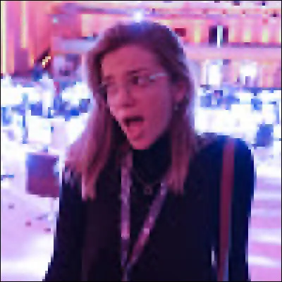 Comment s'appelle cette youtubeuse Sims 4 ?