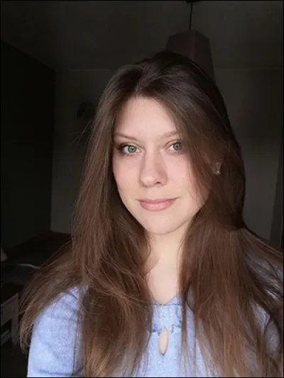 Comment s'appelle cette youtubeuse Sims 4 ?