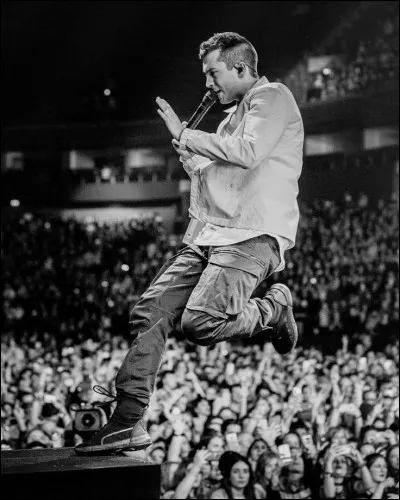 Comment s'appelle le chanteur du groupe "Twenty One Pilots" ?