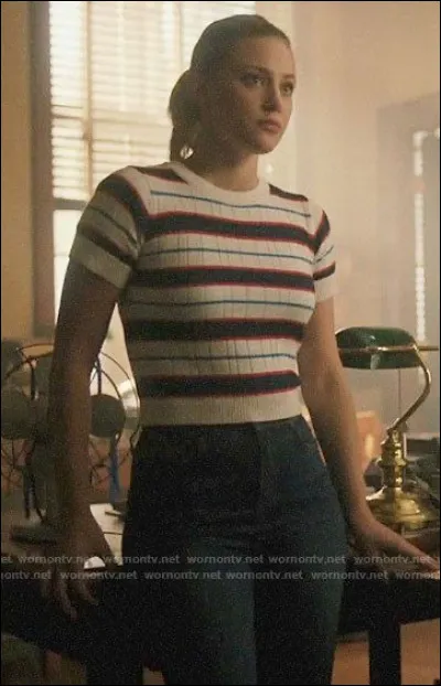 Quand la Cagoule noire mène Betty dans une maison petite et abandonnée, qu'est-il emballé dans une boîte face à un miroir ?