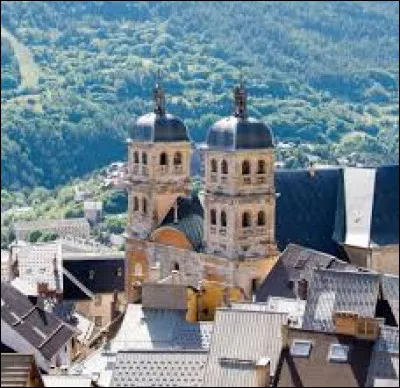 La ville de Brian&ccedil;on se situe dans les Alpes-Maritimes.