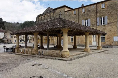 Comme il voulait remettre la relique au [un lieu],Les Auvergnats sont rudes et lui dirent "Que nenni !""Votre histoire est bien bonne, vous la contez jolie,Mais pour nous, voyez-vous, elle sent fort [adjectif]"