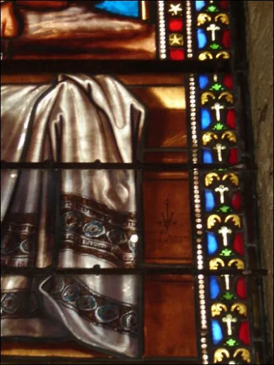 Aussi durant des si&egrave;cles, au pays des abeillesle Suaire fut v&eacute;n&eacute;r&eacute; en sa premi&egrave;re [un lieu]Le moine y fut re&ccedil;u, en deux mots comme en un,Ni plus ni moins en saint, en la ville de [une ville]