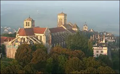 La commune de V&eacute;zelay, dans l'Yonne est domin&eacute;e par la basilique ...