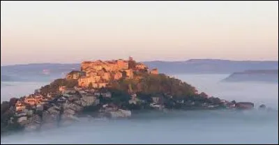 Quel est le nom de cette commune Tarnaise, dominant la vall&eacute;e du C&eacute;rou ?