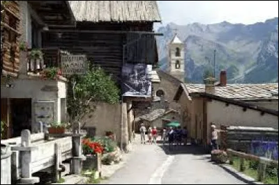 Laquelle de ces propositions concernant le village de Saint-V&eacute;ran, dans les Hautes-Alpes, est vraie ?