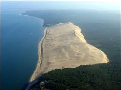 La dune du Pilat est à voir dans le département de la Gironde.
