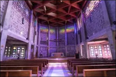 Vue de l'extérieur, l'église Saint-Rémi de Baccarat peut surprendre. Et ce n'est rien comparé aux 800 m² de vitraux fait en ...